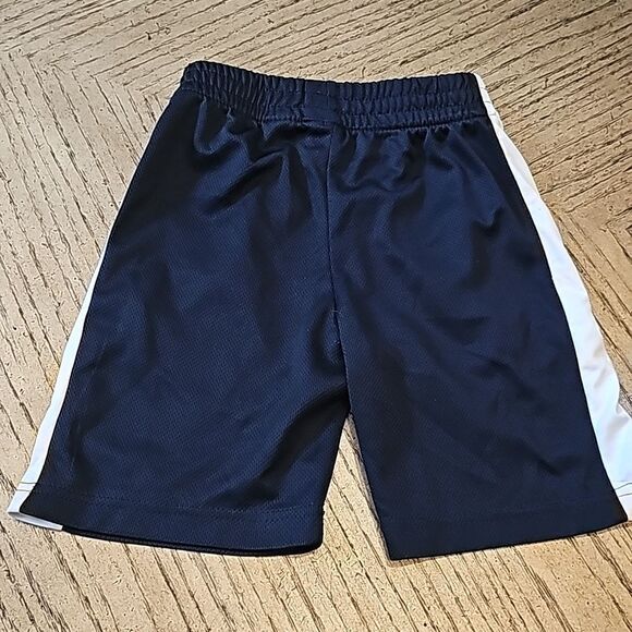 New balance black and white shorts size 5/6 boys - Picture 4 of 5